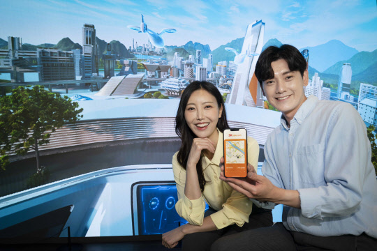 SK텔레콤 모델들이 미래 UAM 소개영상 앞에서 포즈를 취하고 있다. SK텔레콤 제공